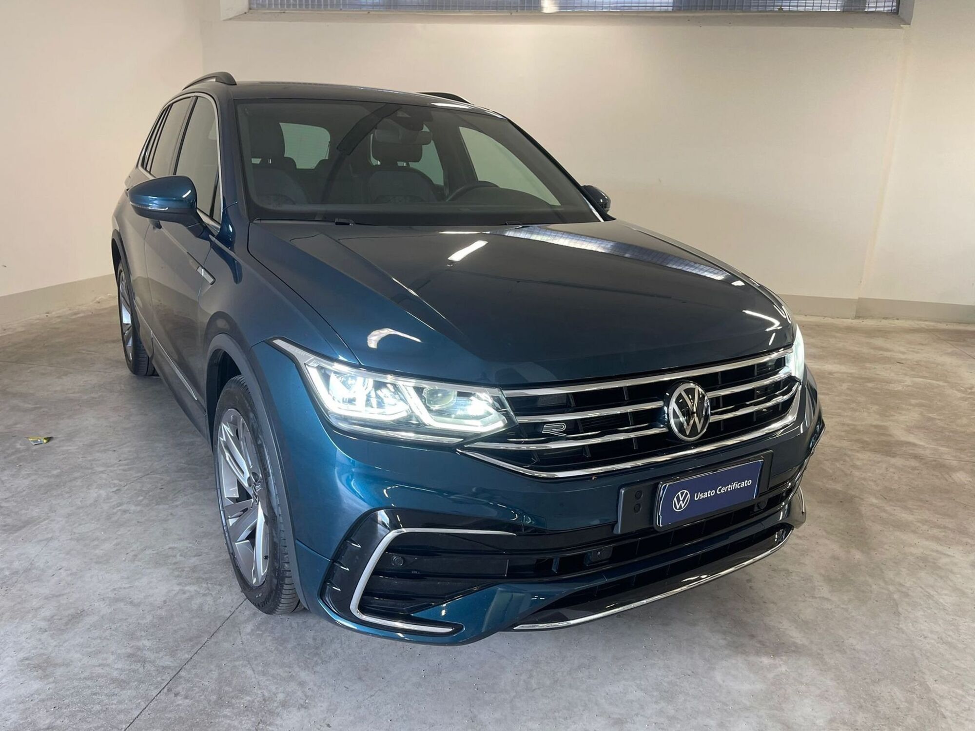 Volkswagen Tiguan 2.0 TDI 150 CV SCR DSG 4MOTION R-Line del 2021 usata a Avezzano