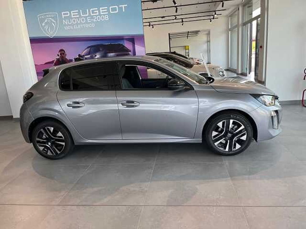 Peugeot 208 nuova a Milano (4)