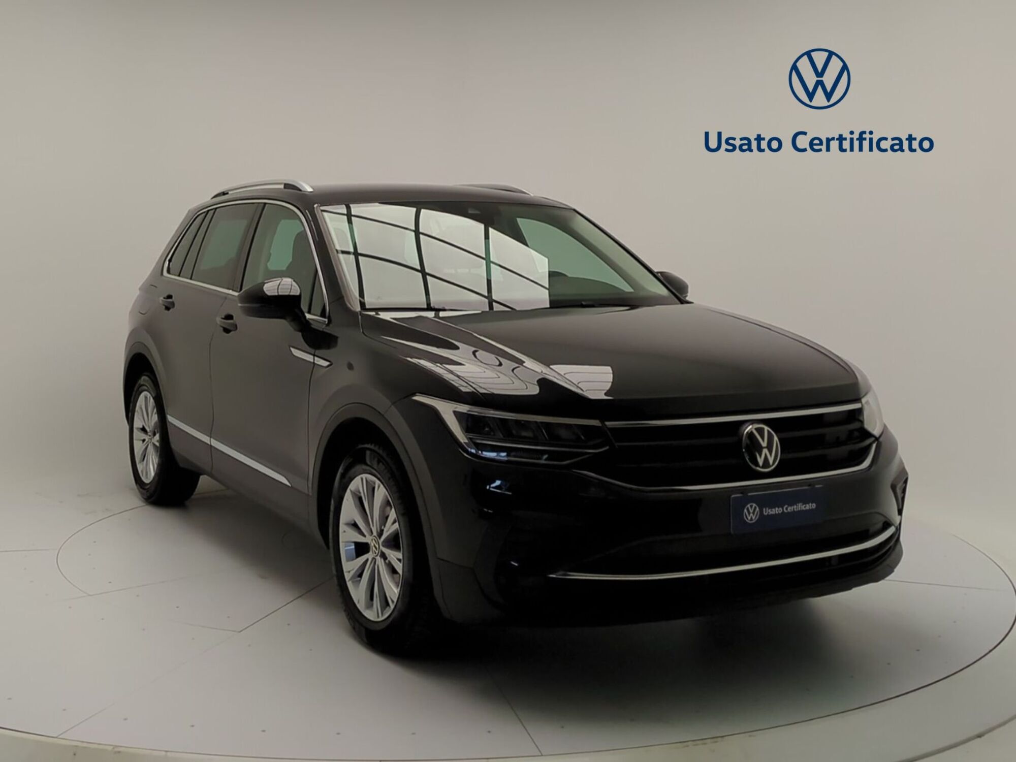 Volkswagen Tiguan 2.0 TDI SCR Life del 2021 usata a Pratola Serra