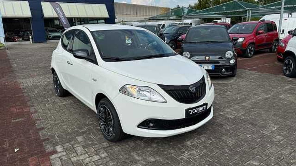 Lancia Ypsilon nuova a Milano (7)