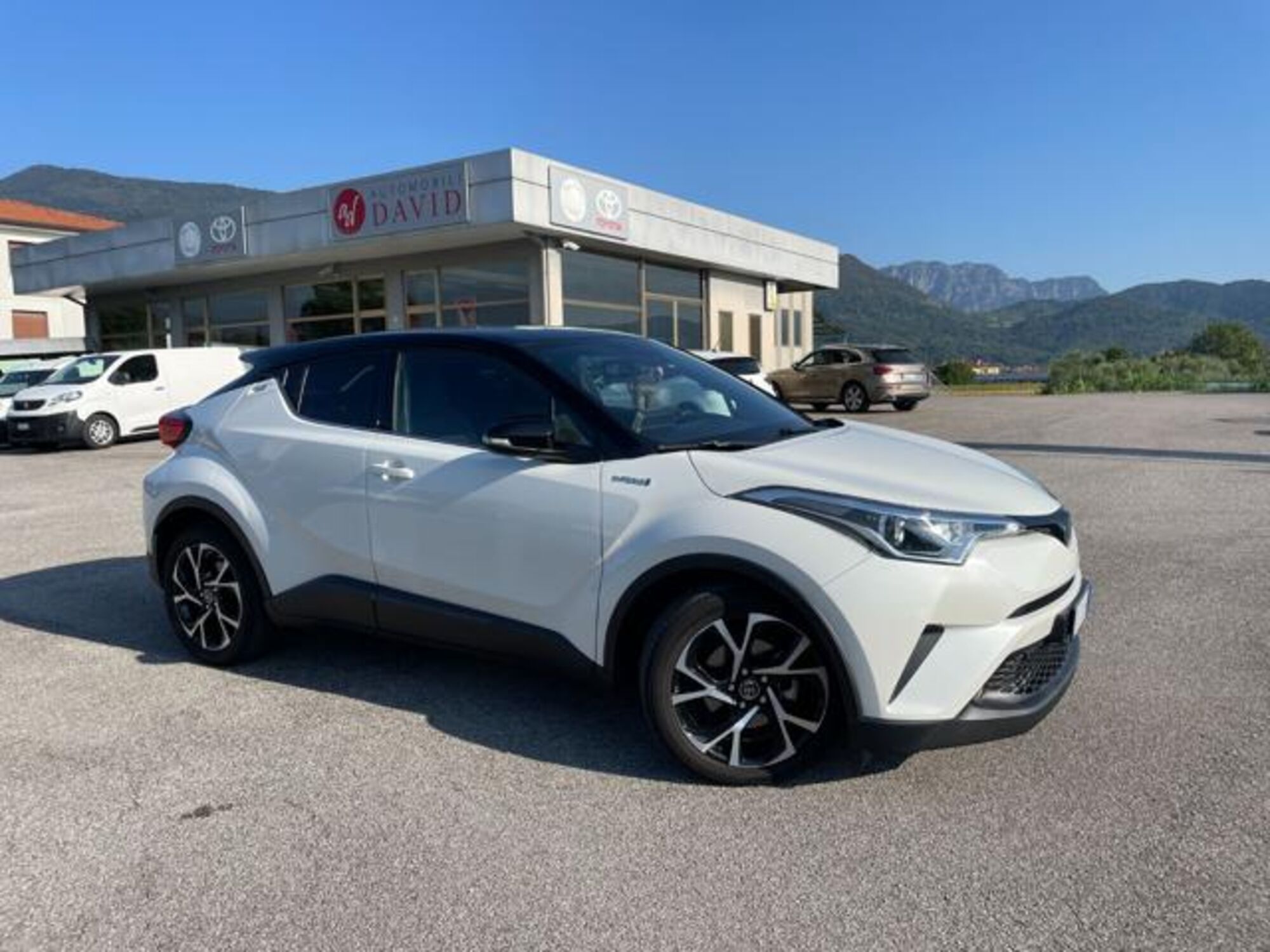 Toyota Toyota C-HR 1.8 Hybrid E-CVT Lounge  del 2018 usata a Maniago