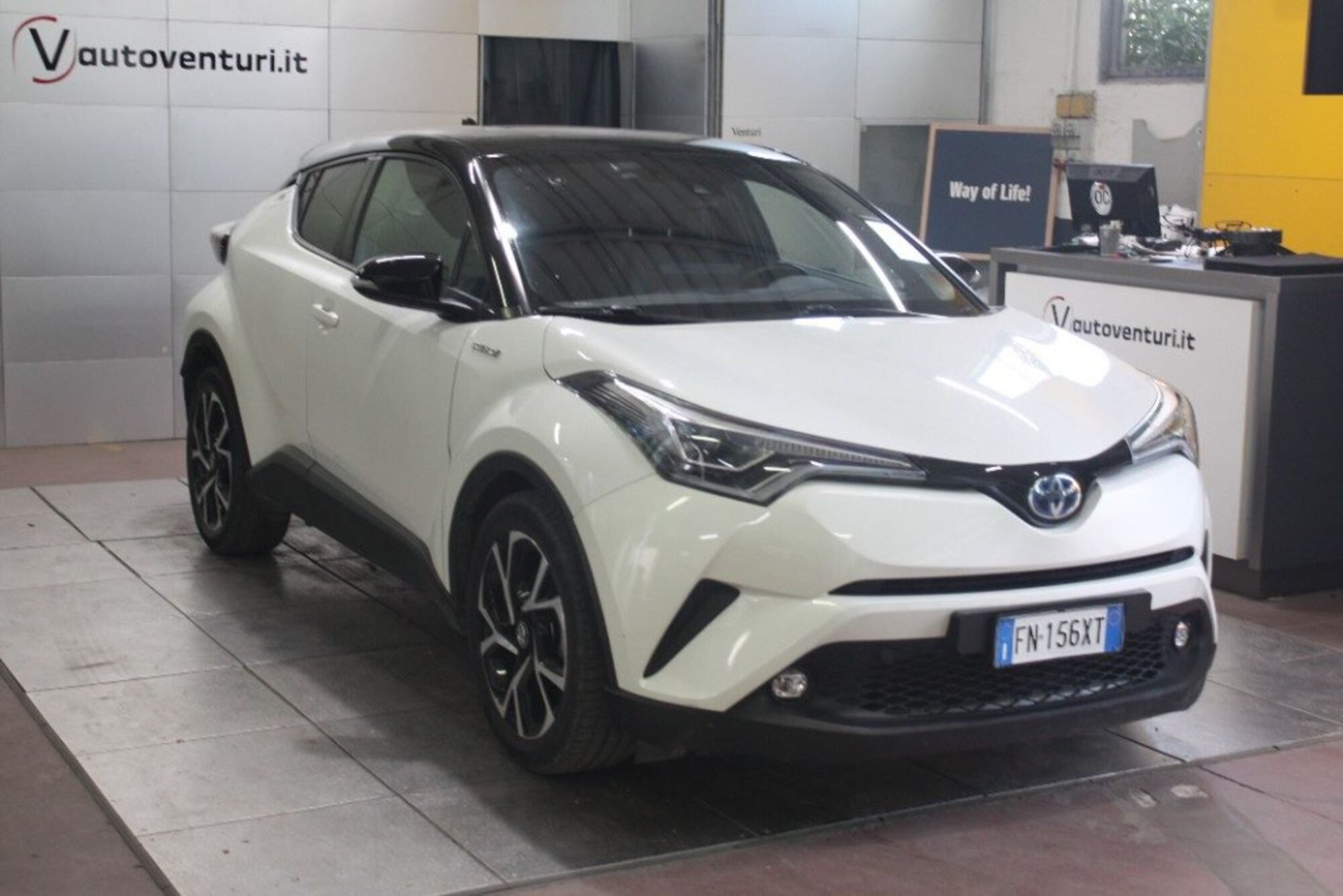 Toyota Toyota C-HR 1.8 Hybrid E-CVT Style  del 2018 usata a Civita Castellana