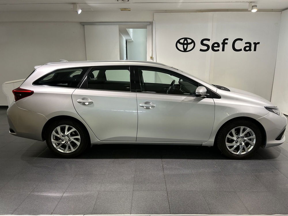 Toyota Auris Station Wagon usata a Milano (13)