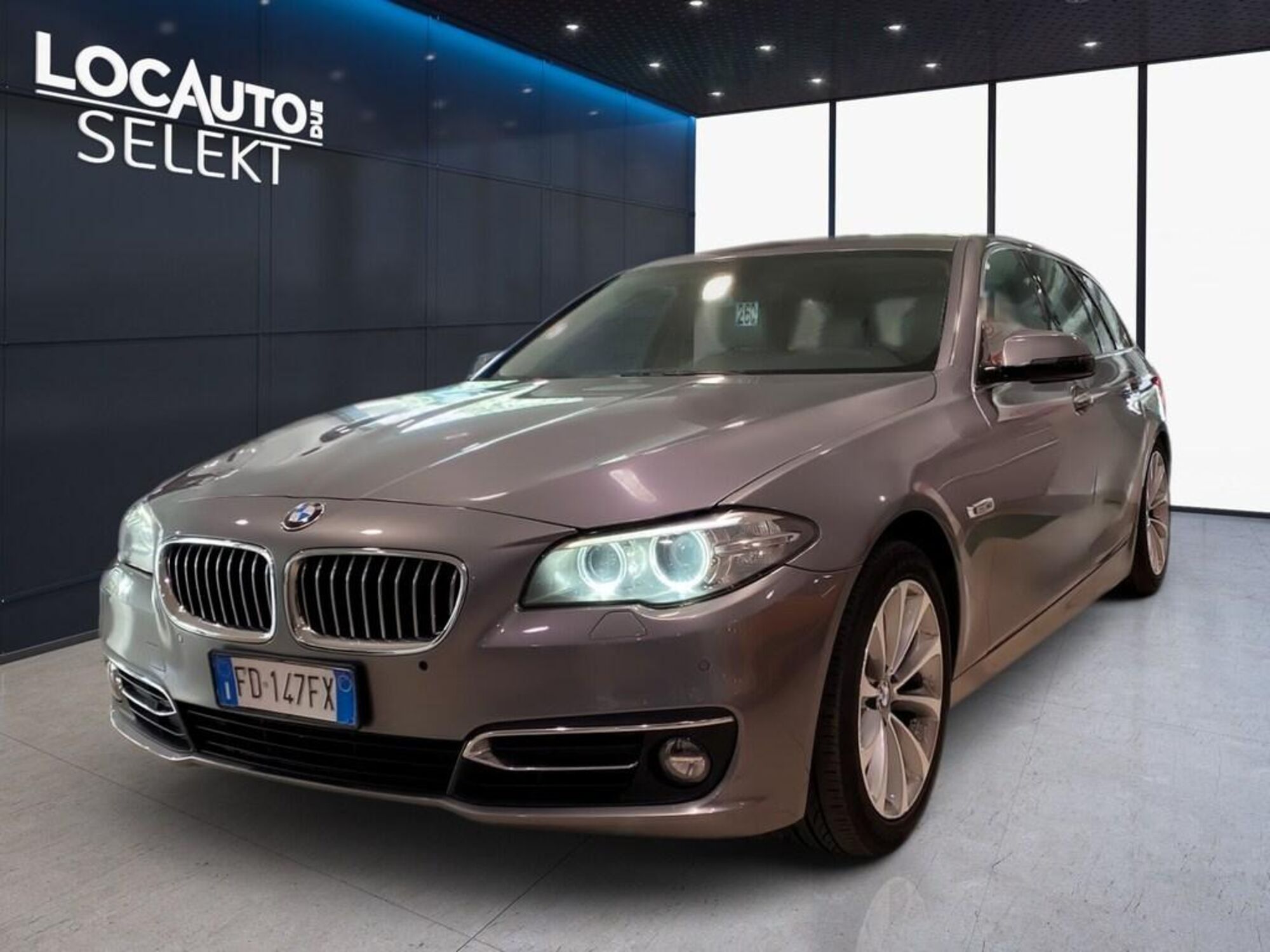 BMW Serie 5 Touring 520d  Luxury  del 2016 usata a Torino