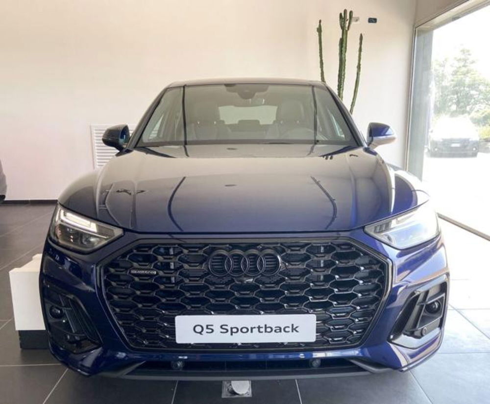 Audi Q5 Sportback nuova a Novara (2)