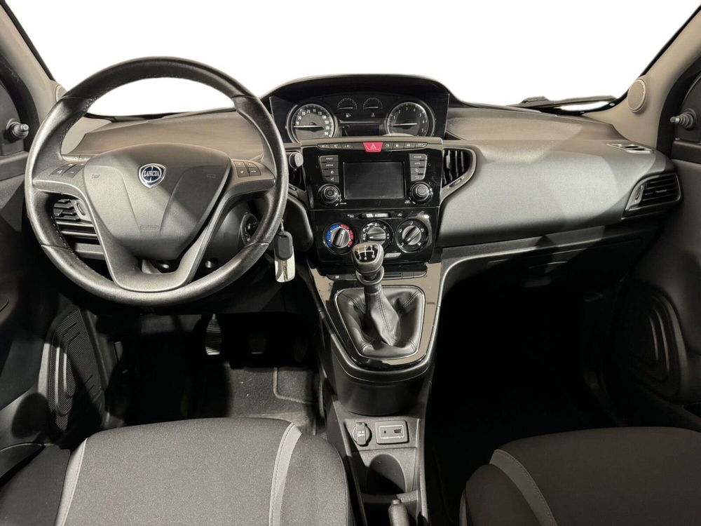 Lancia Ypsilon usata a Lecco (9)