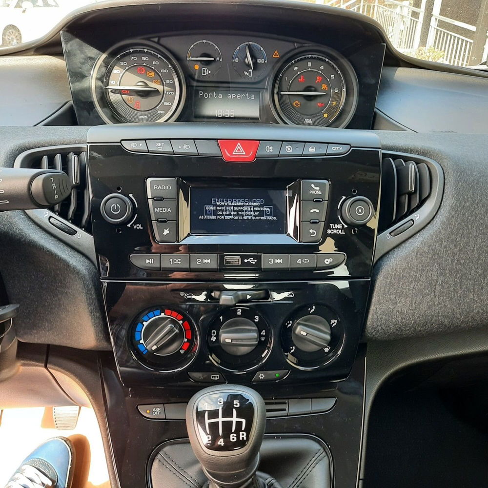 Lancia Ypsilon nuova a La Spezia (17)