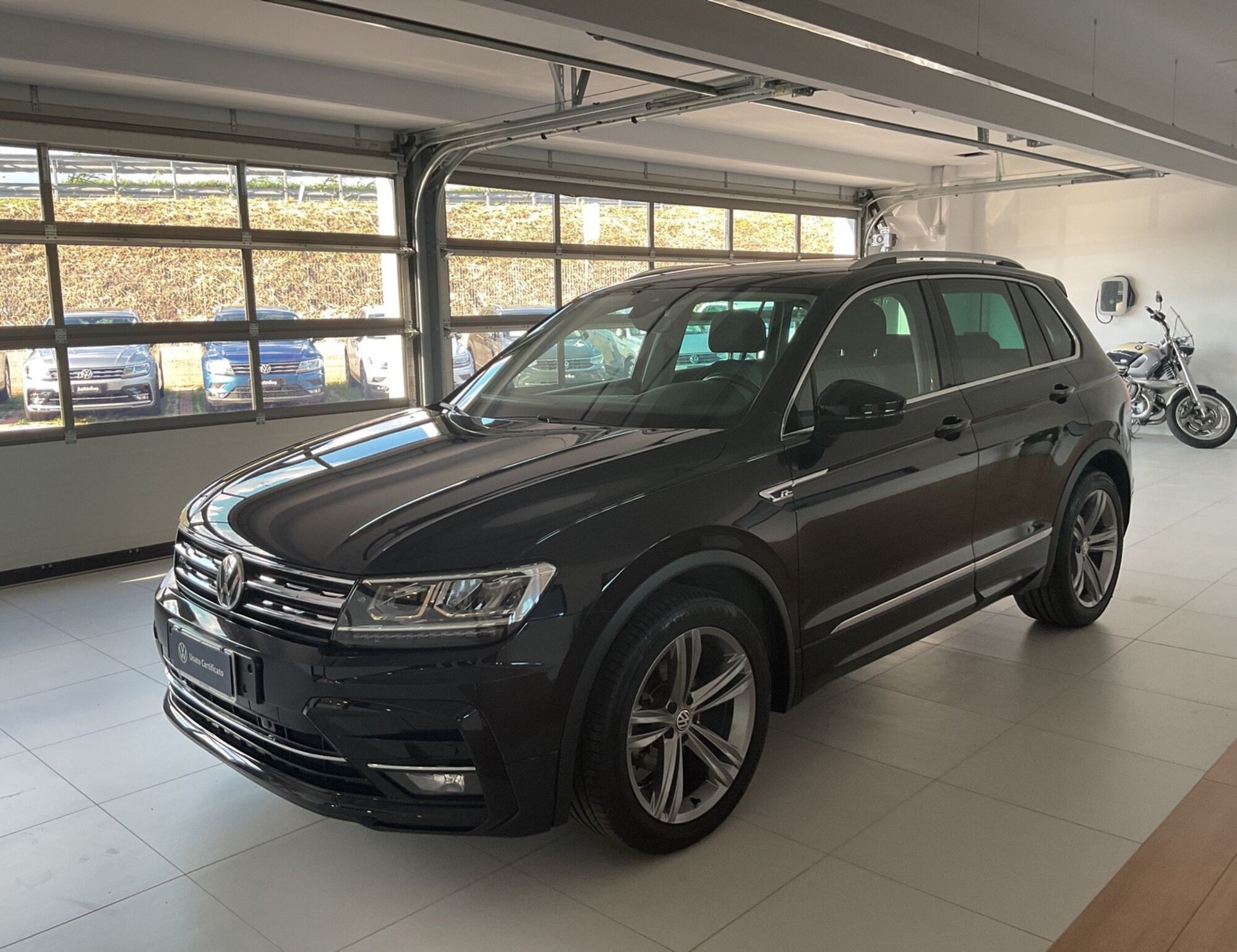 Volkswagen Tiguan 2.0 tdi R-Line 150cv dsg del 2020 usata a Salerno