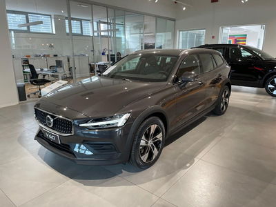 Volvo V60 Cross Country 2.0 b4 Core awd auto nuova a Prato