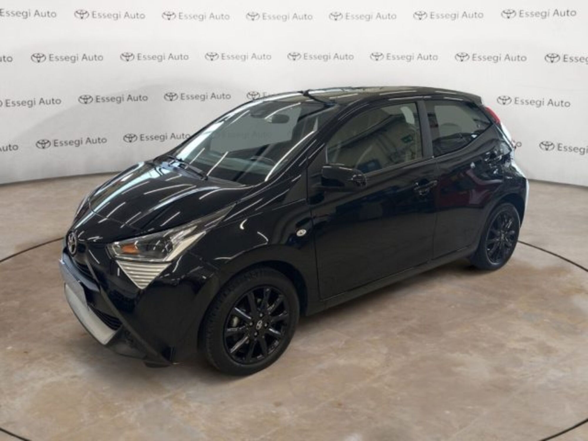 Toyota Aygo Connect 1.0 VVT-i 72 CV 5 porte x-play MMT del 2020 usata a Albano Vercellese