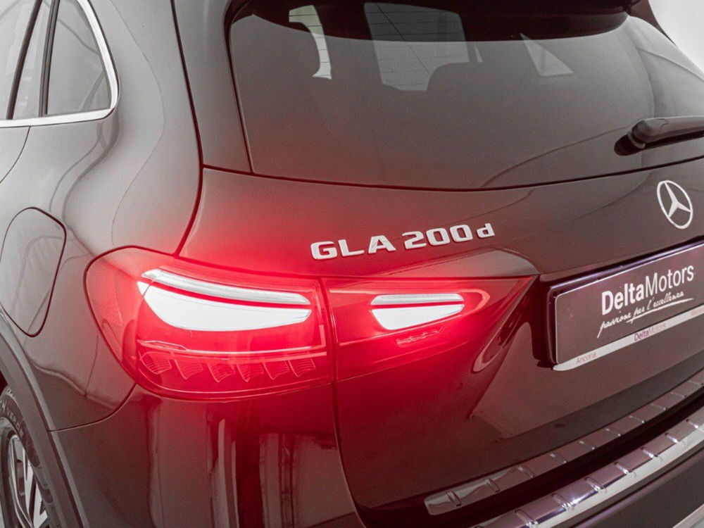 Mercedes-Benz GLA SUV nuova a Macerata (6)