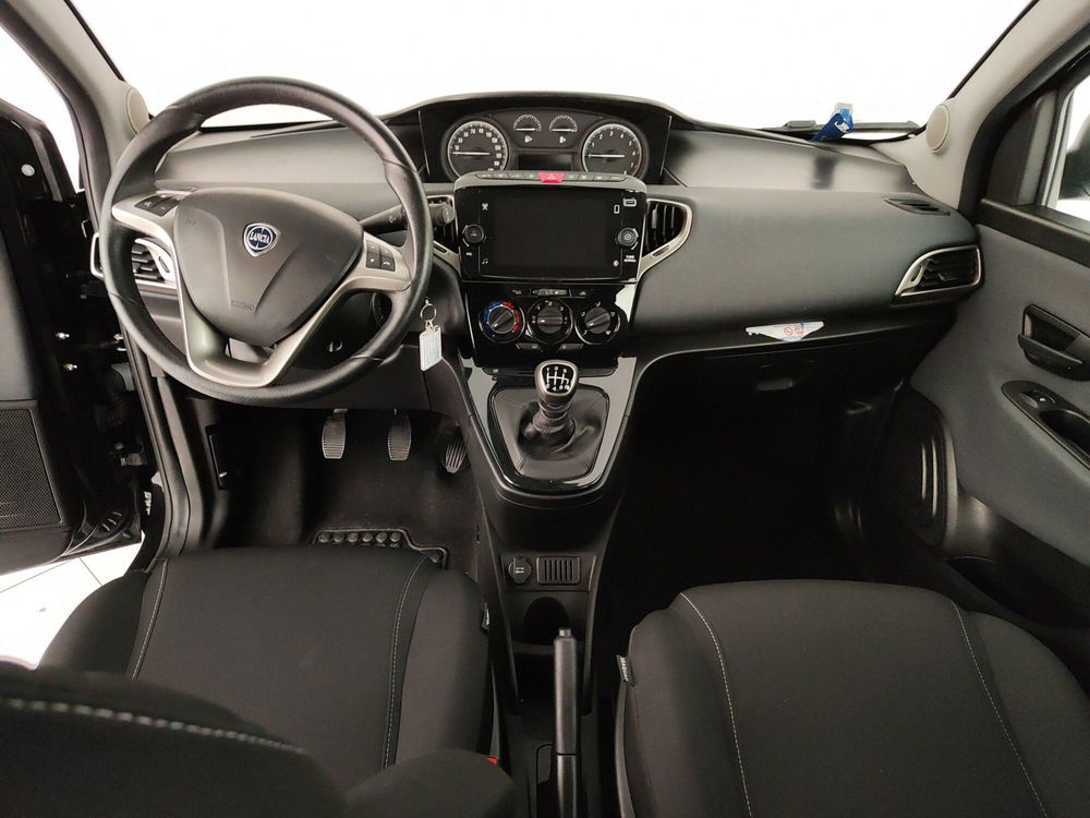 Lancia Ypsilon usata a Caserta (13)