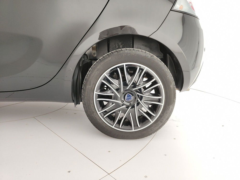 Lancia Ypsilon usata a Caserta (9)