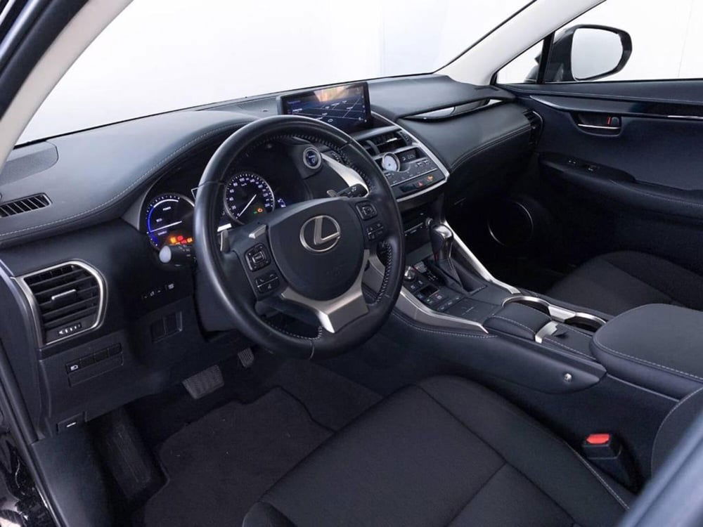 Lexus NX nuova a Torino (8)