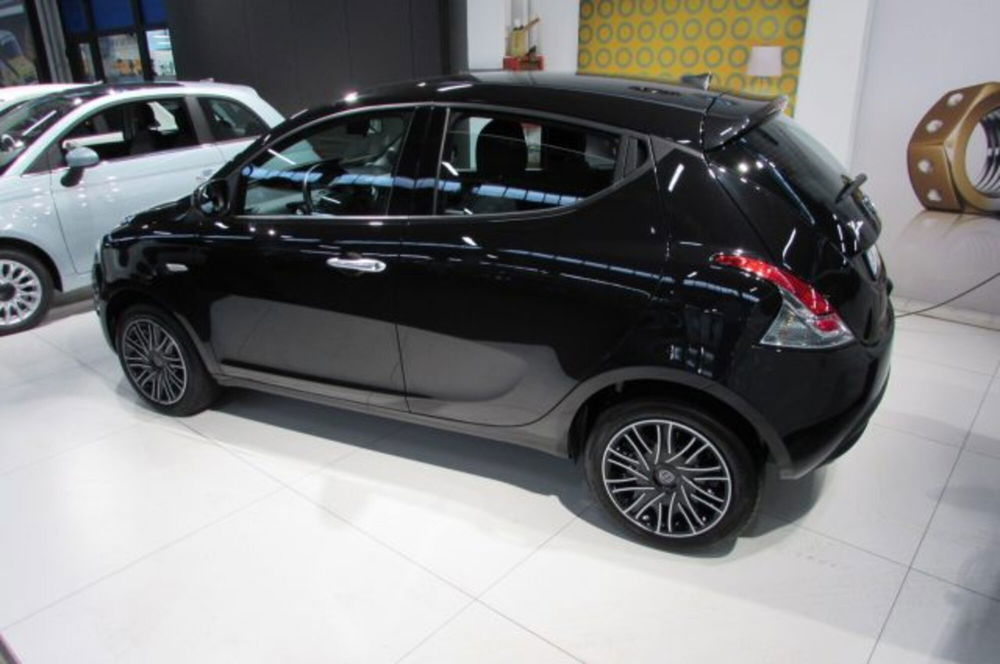 Lancia Ypsilon usata a Milano (4)