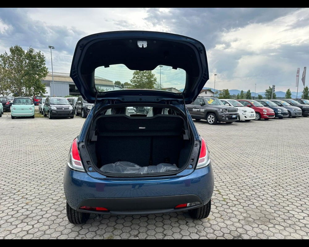 Lancia Ypsilon nuova a Lucca (9)