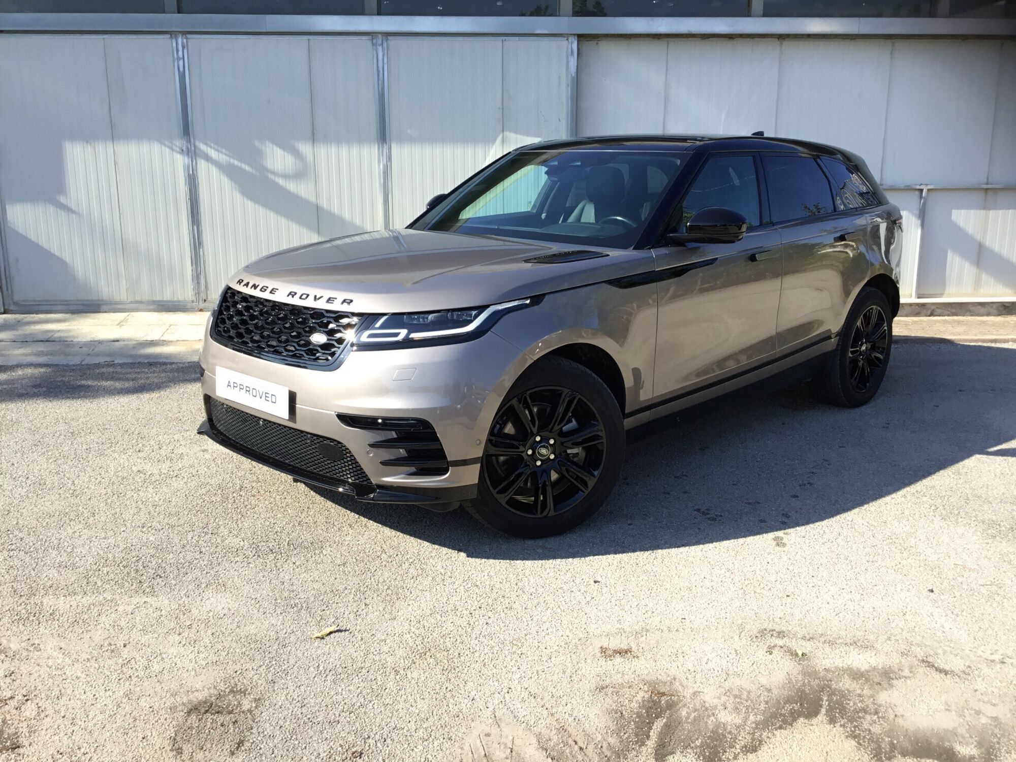 Land Rover Range Rover Velar 2.0D I4 204 CV R-Dynamic SE  del 2021 usata a Napoli