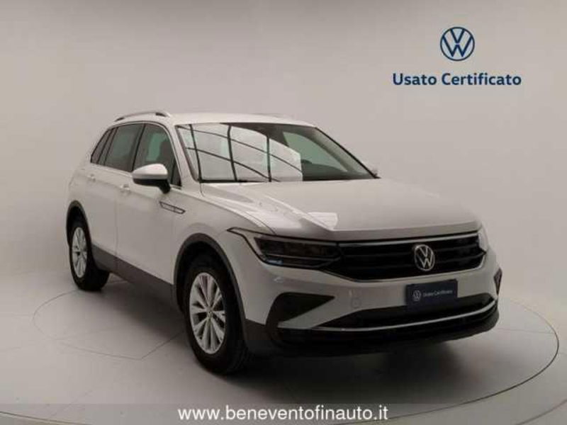 Volkswagen Tiguan 2.0 TDI SCR Life del 2021 usata a Pratola Serra