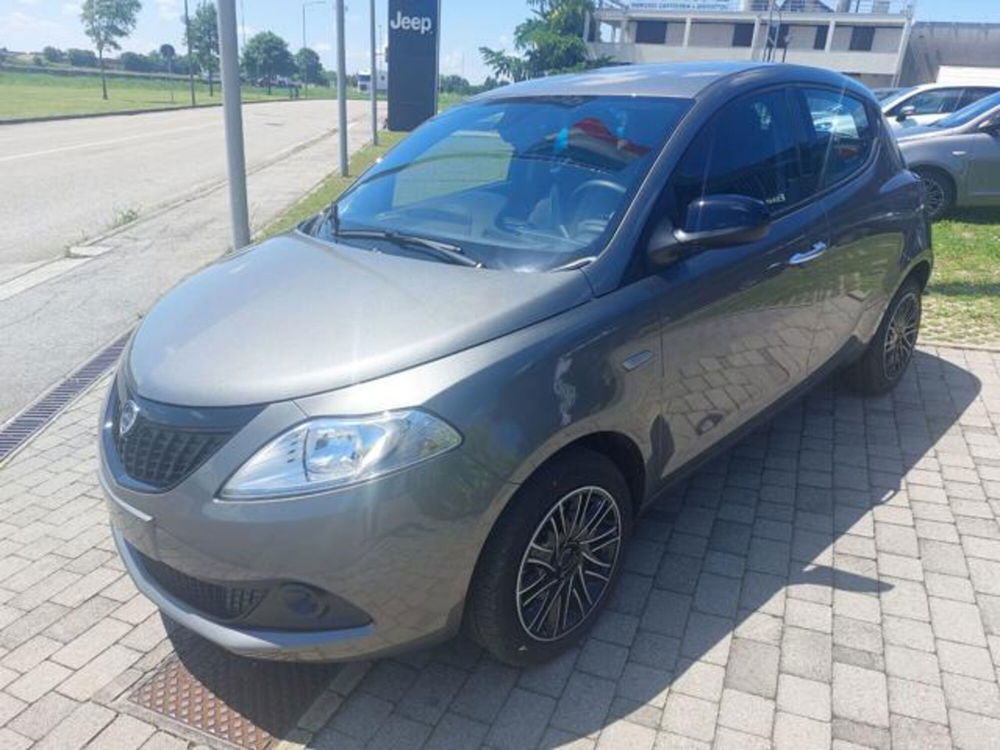 Lancia Ypsilon nuova a Padova (5)