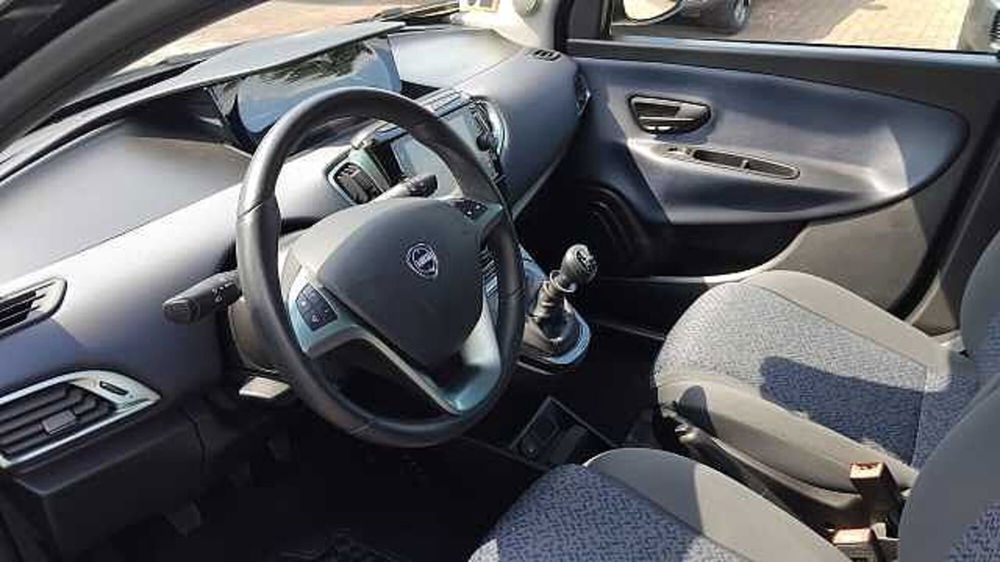 Lancia Ypsilon usata a Milano (9)