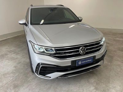 Volkswagen Tiguan 2.0 TDI 150 CV SCR DSG 4MOTION R-Line del 2021 usata a Avezzano