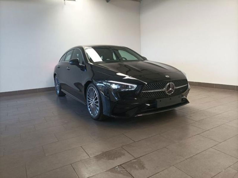 Mercedes-Benz CLA Shooting Brake 200 d AMG Line Premium Plus auto nuova a Magenta