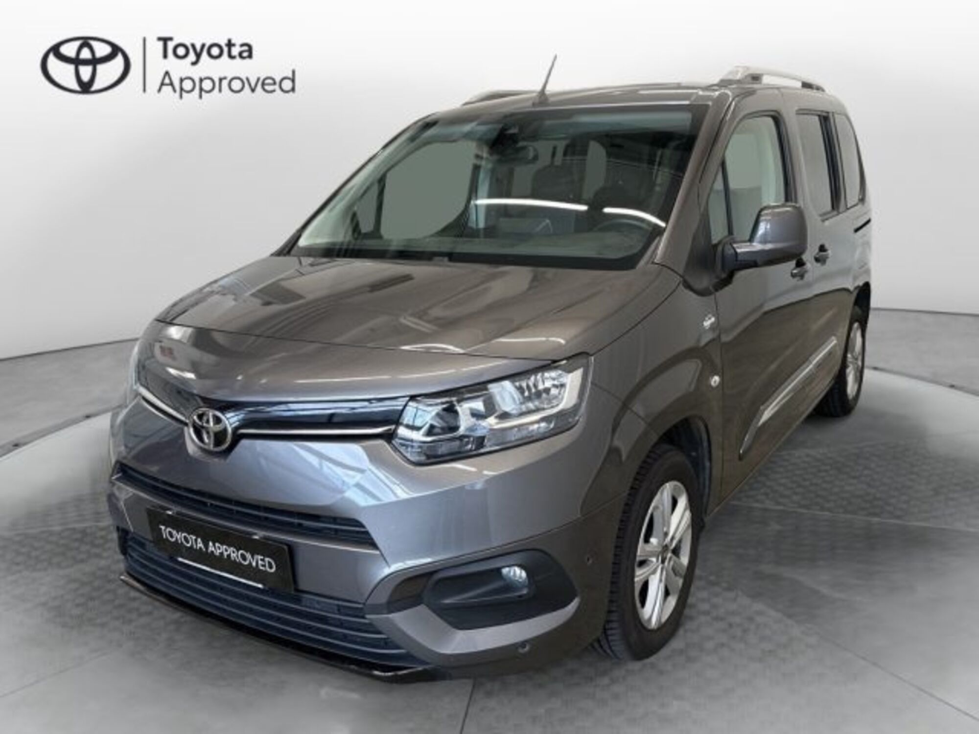 Toyota Proace City Verso City Verso 1.2 110 CV S&amp;S Short D Executive  del 2021 usata a Cuneo