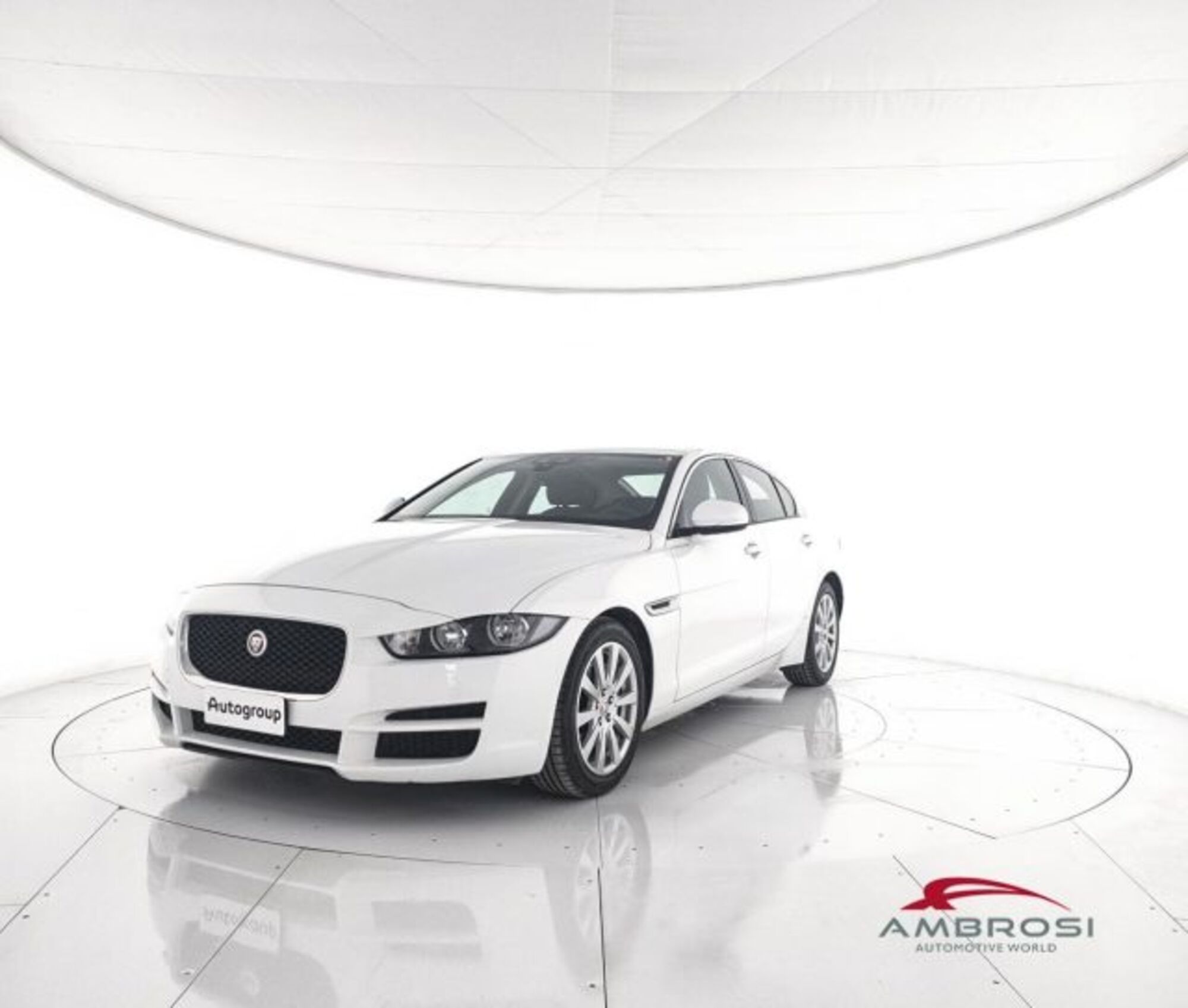 Jaguar XE 2.0 D 180 CV Pure  del 2016 usata a Corciano