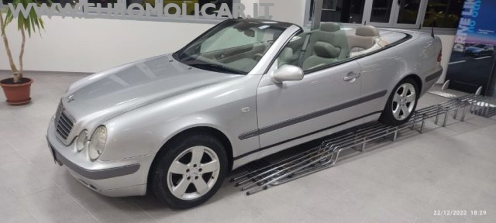 Mercedes-Benz CLK 200 Kompressor cat Cabrio Avantgarde del 1999 usata a Busso