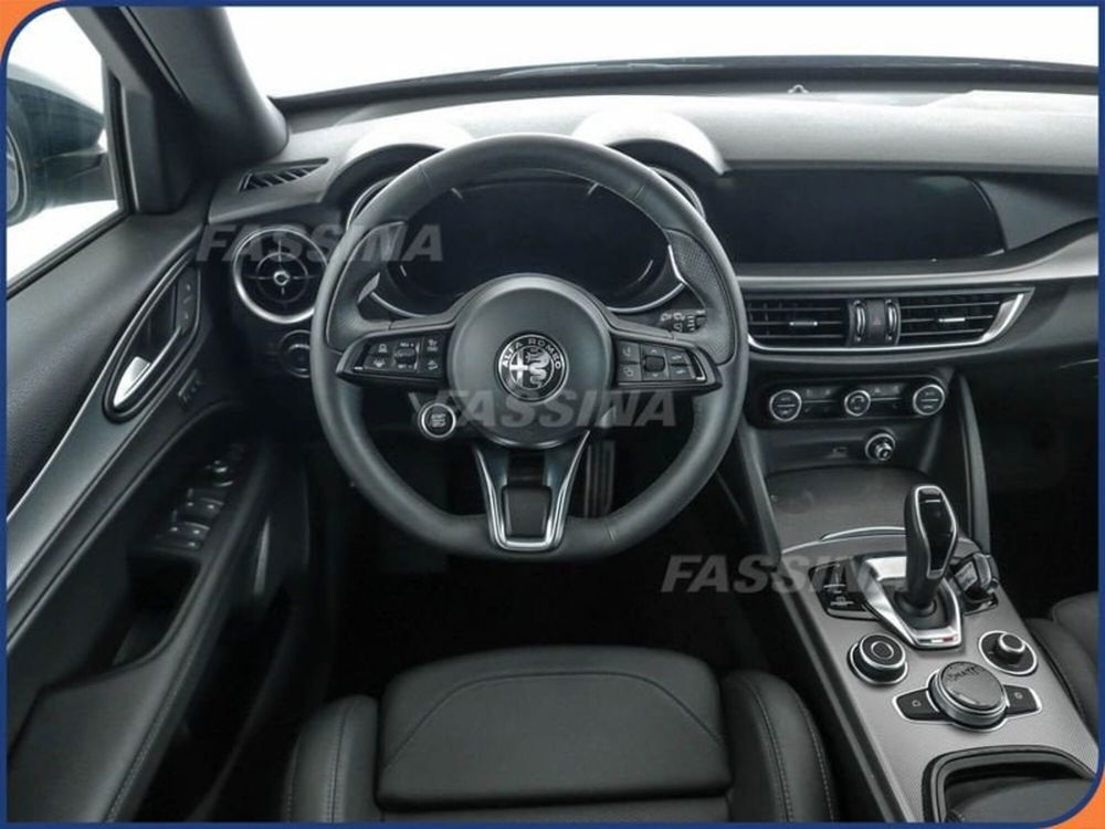 Alfa Romeo Stelvio nuova a Milano (10)