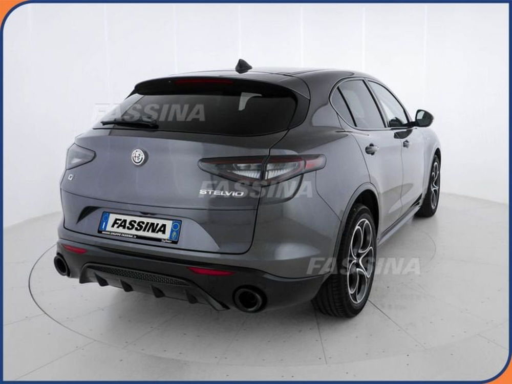 Alfa Romeo Stelvio nuova a Milano (6)