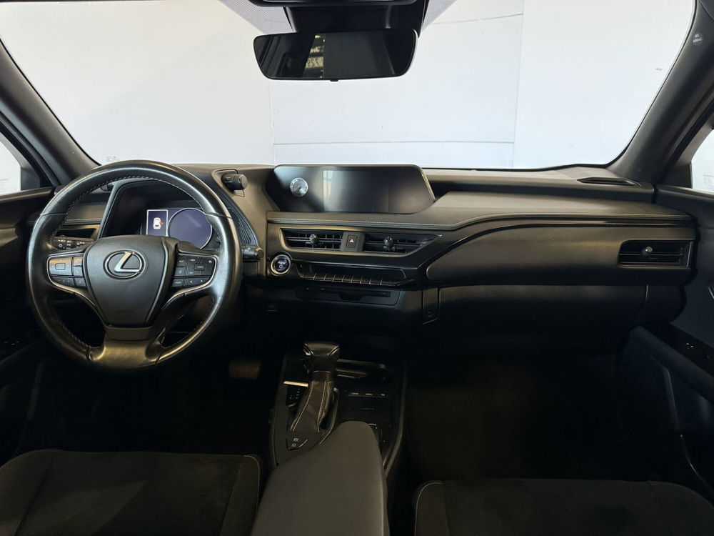 Lexus UX usata a Milano (9)