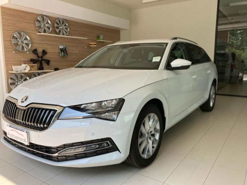 Skoda Superb Station Wagon nuova a Novara