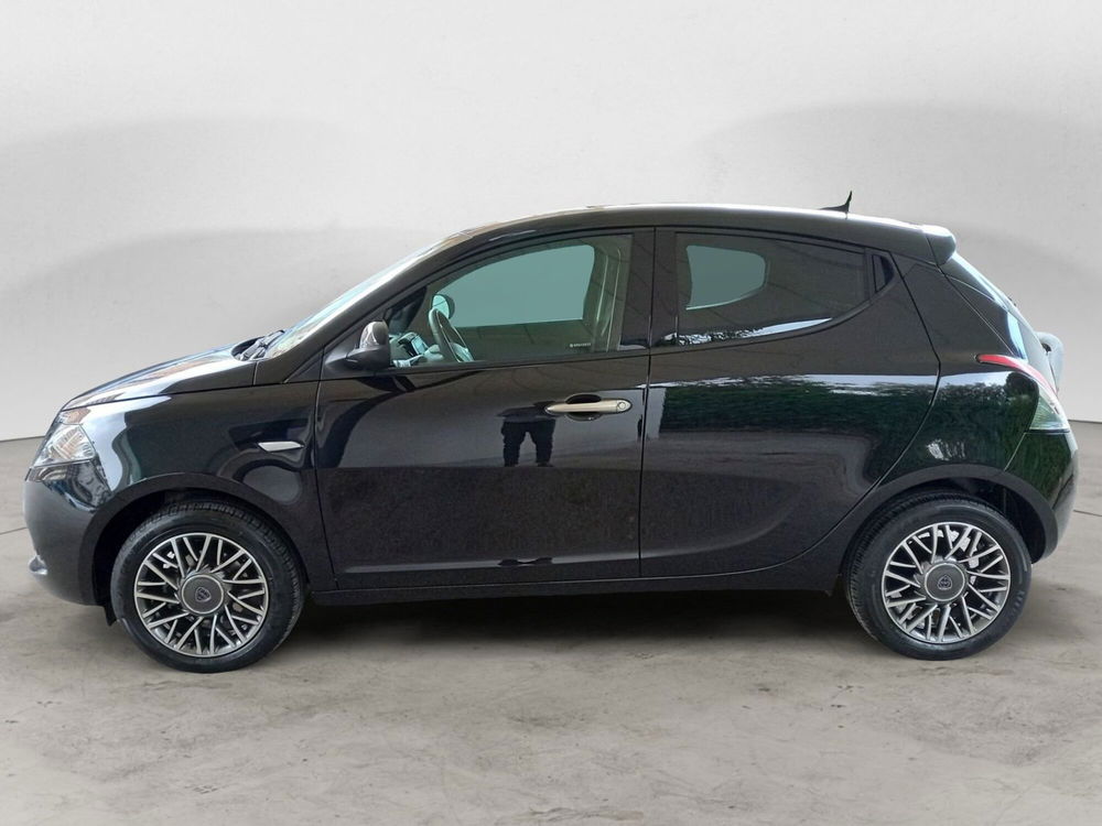 Lancia Ypsilon usata a Bari (5)