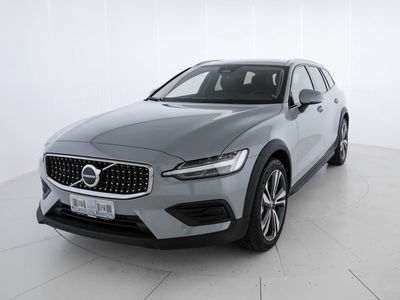 Volvo V60 Cross Country B5 AWD automatico Plus  nuova a Milano