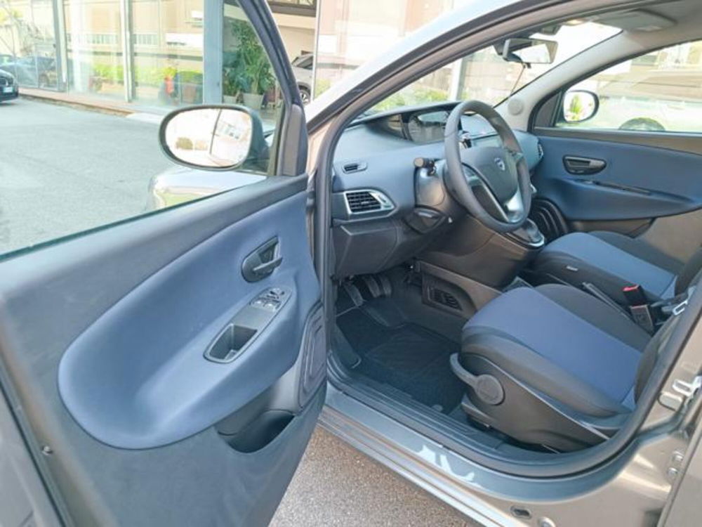 Lancia Ypsilon nuova a Pisa (9)