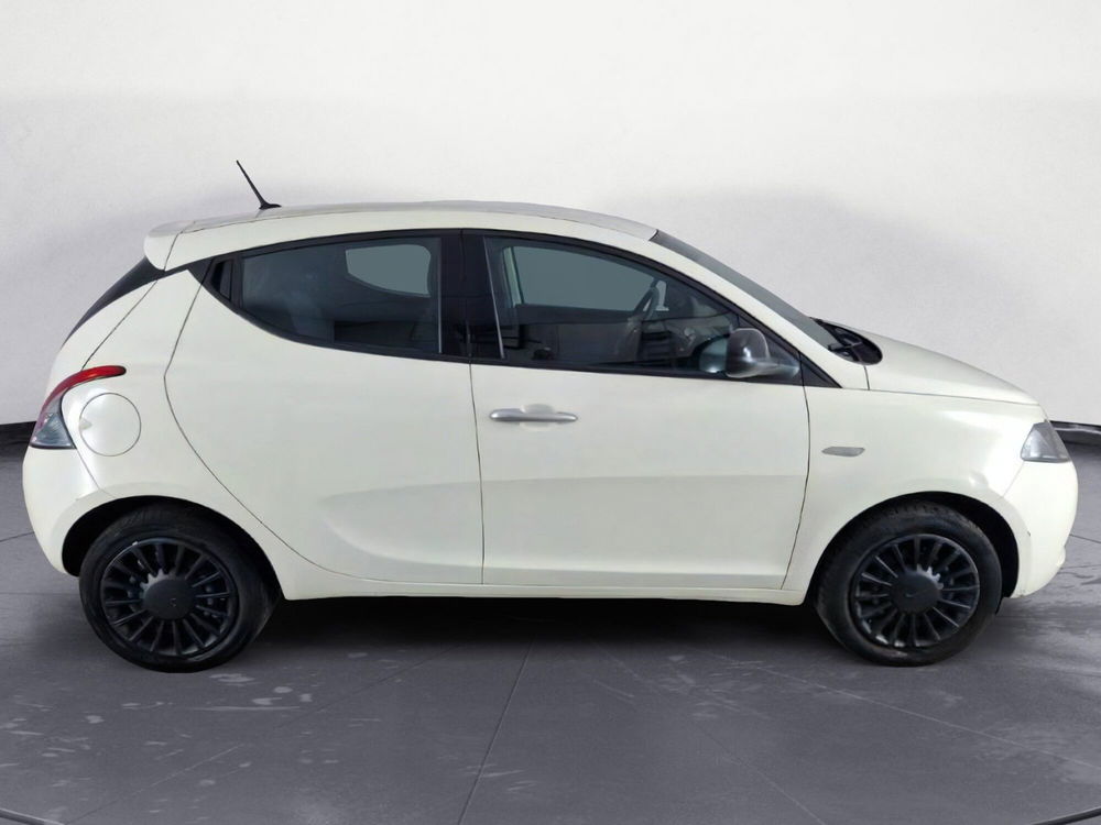 Lancia Ypsilon usata a Salerno (2)