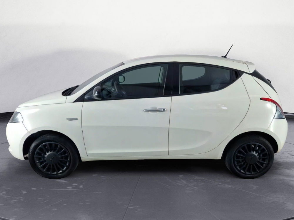 Lancia Ypsilon usata a Salerno (3)