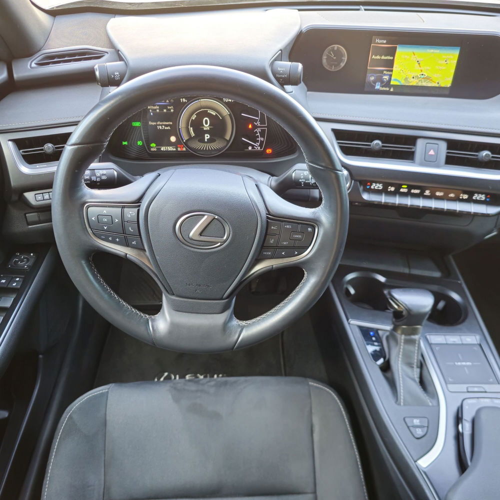 Lexus UX usata a Cremona (6)