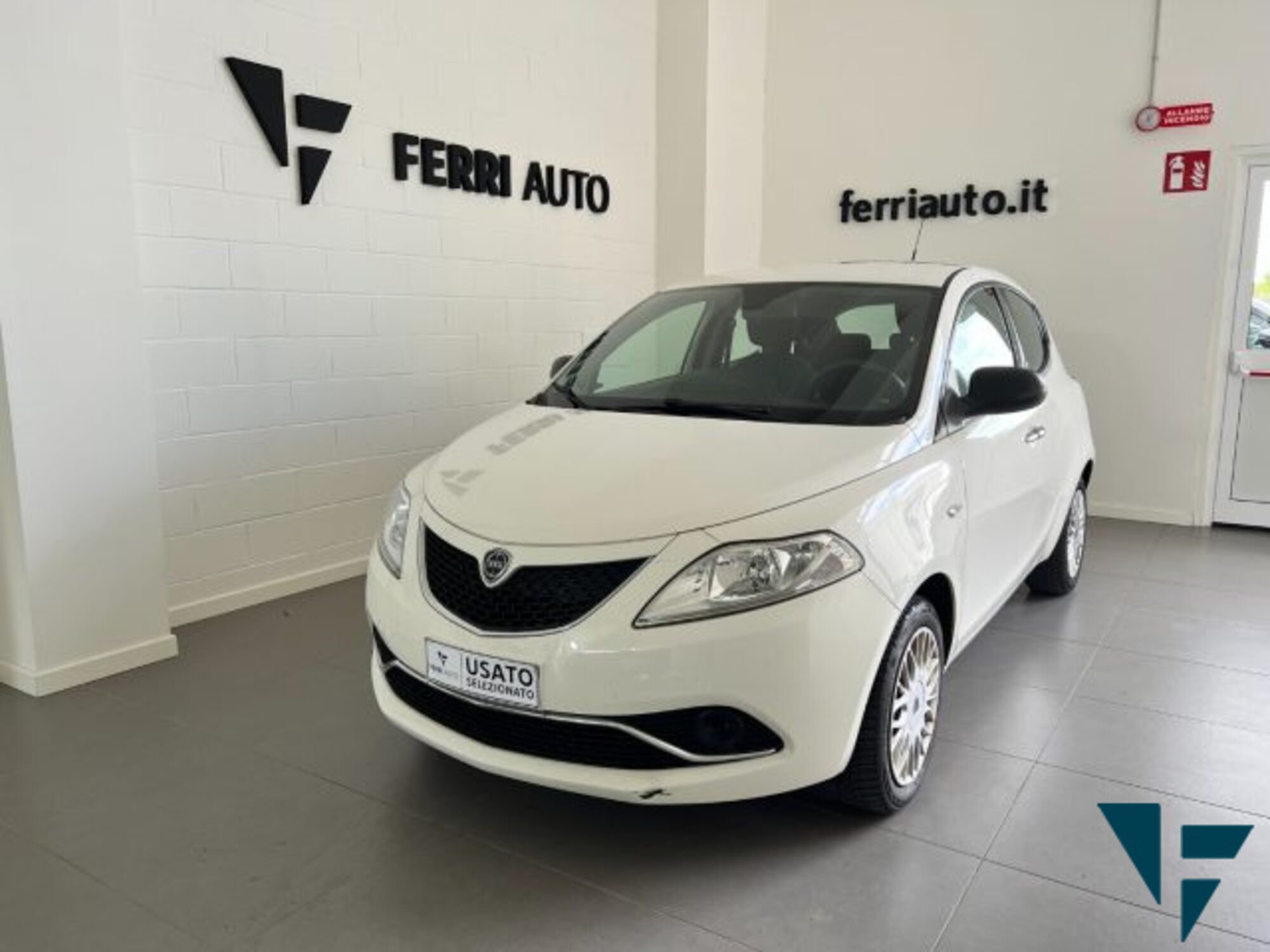 Lancia Ypsilon 1.2 69 CV 5 porte Silver  del 2016 usata a Tavagnacco