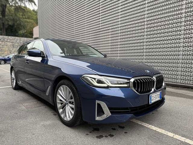 BMW Serie 5 Touring 530d xDrive 249CV  Luxury del 2021 usata a Genova