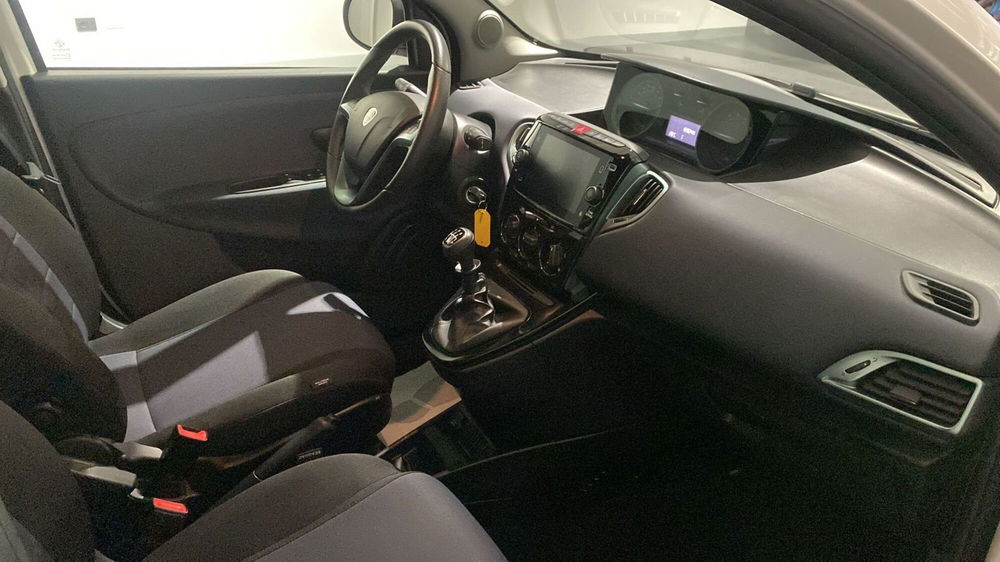 Lancia Ypsilon usata a Bergamo (17)