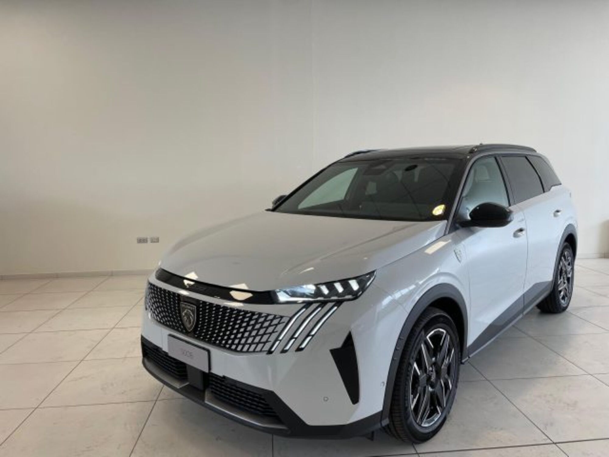 Peugeot 5008 1.2 hybrid GT 136cv e-dcs6 nuova a Torino