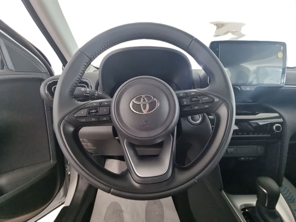 Toyota Yaris Cross nuova a Lecce (13)