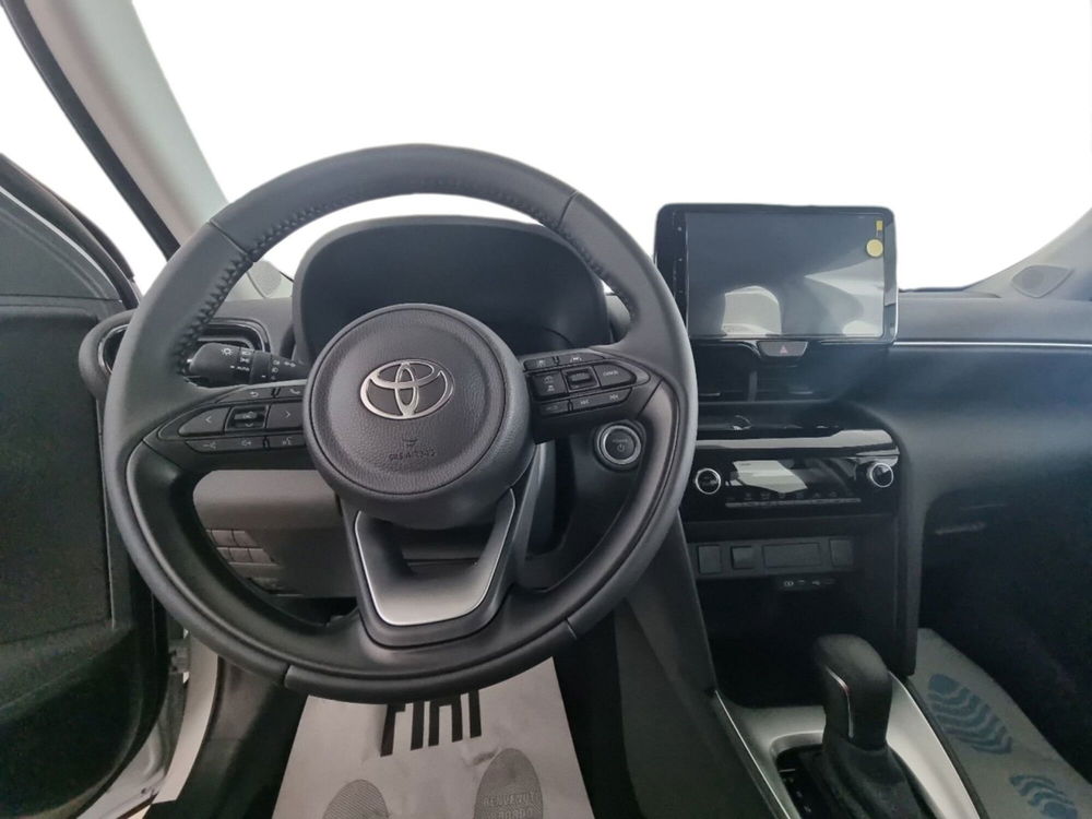 Toyota Yaris Cross nuova a Lecce (14)