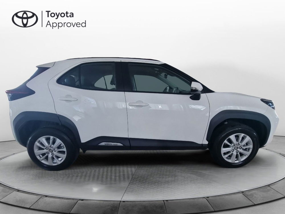 Toyota Yaris Cross nuova a Lecce (8)