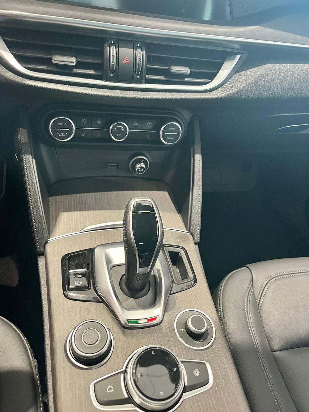 Alfa Romeo Stelvio nuova a Milano (17)