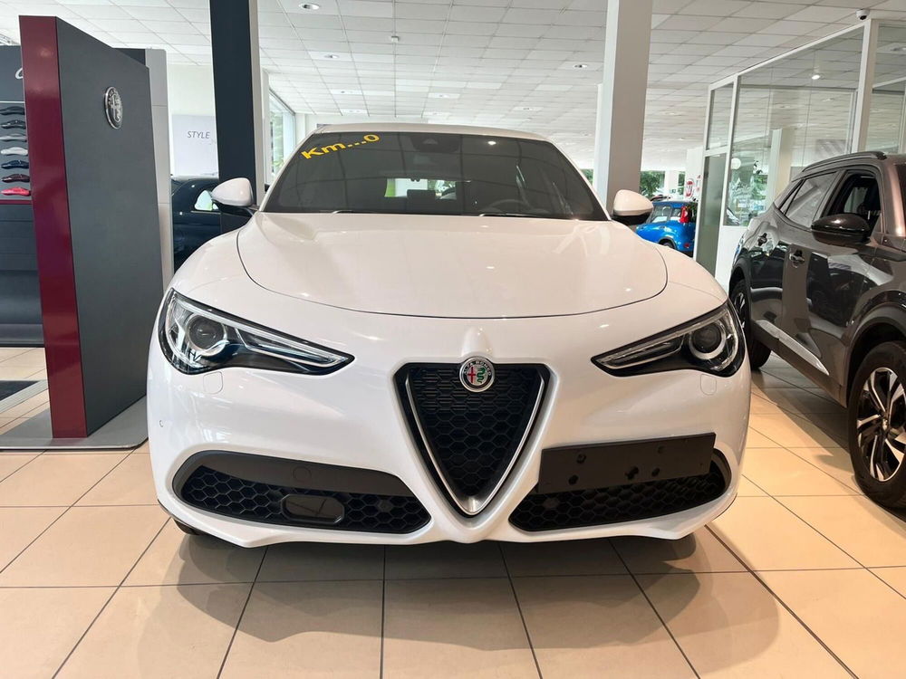 Alfa Romeo Stelvio nuova a Milano (2)