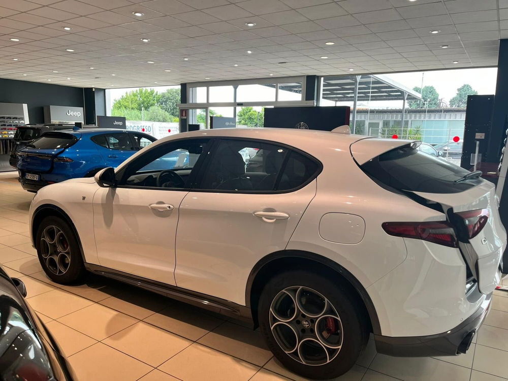 Alfa Romeo Stelvio nuova a Milano (4)