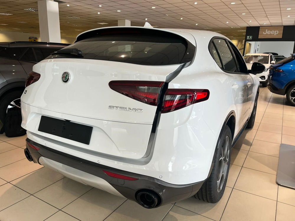 Alfa Romeo Stelvio nuova a Milano (6)